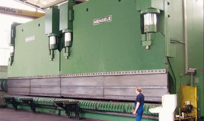 Mitarbeiter arbeitet an einer Maschine