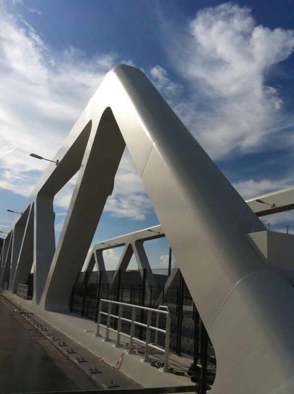 Stahlteil einer hellen Brücke