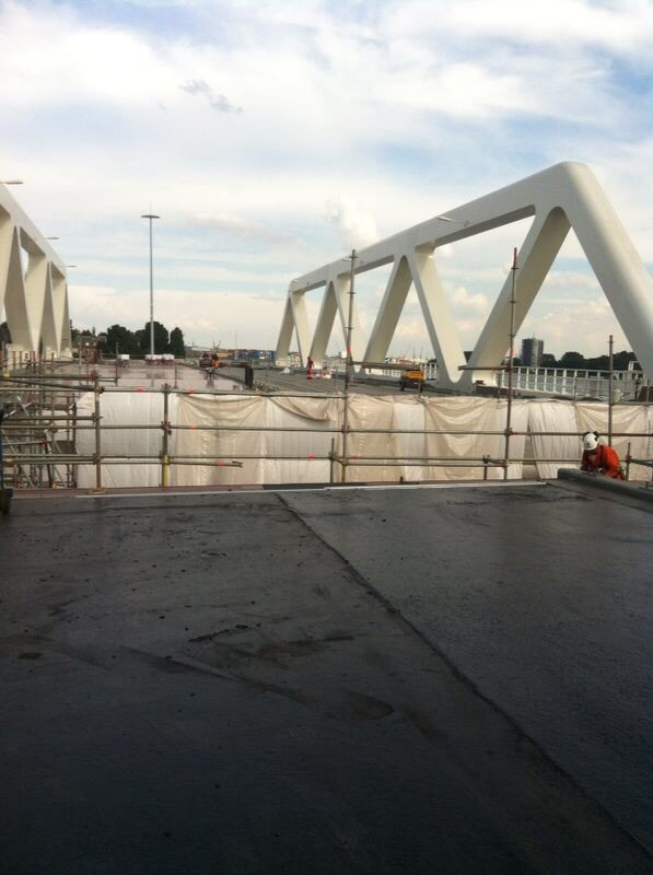 Große Brücke über Wasser