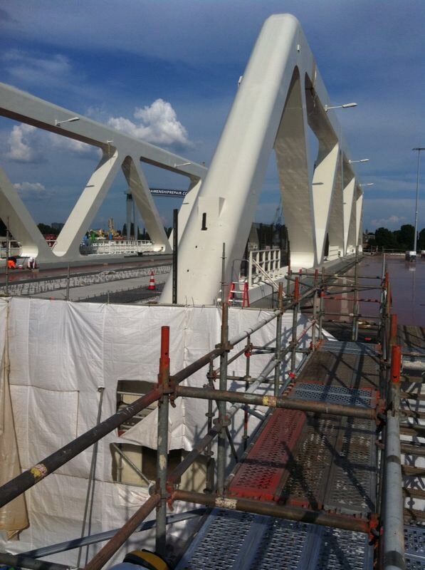 Brücke mit Gerüst im Vordergrund 