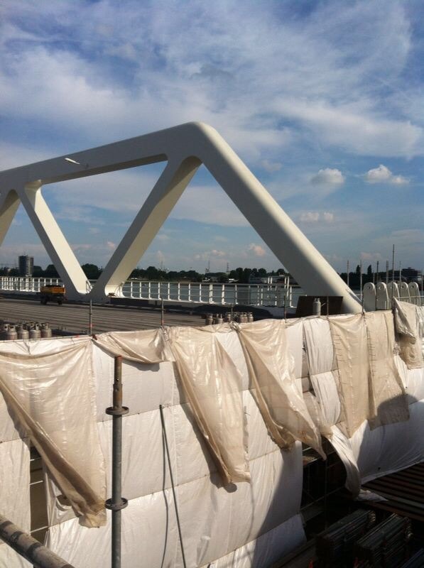 Brücke mit Gerüst im Vordergrund