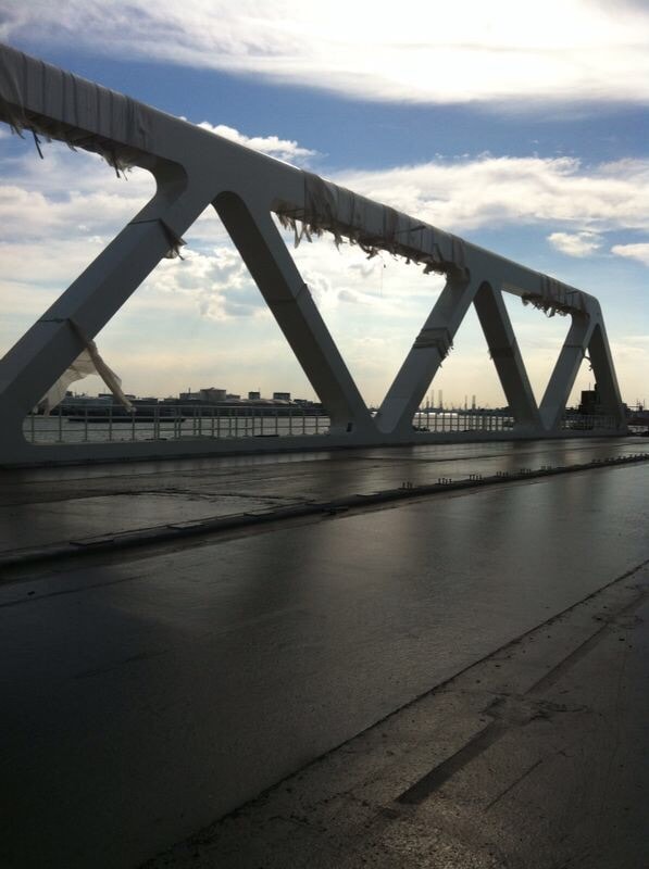 Große Brücke aus Stahl