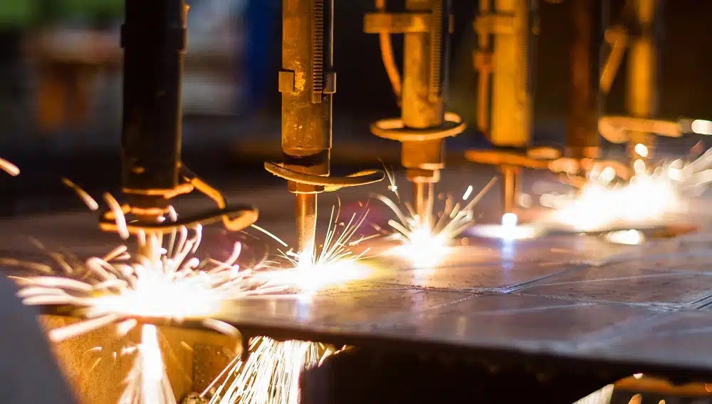 Laserschneidemaschine bei der Arbeit