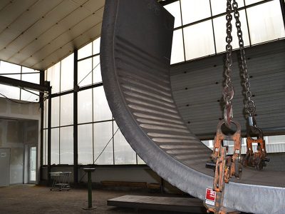 Großes Metallteil eingehakt in Halle