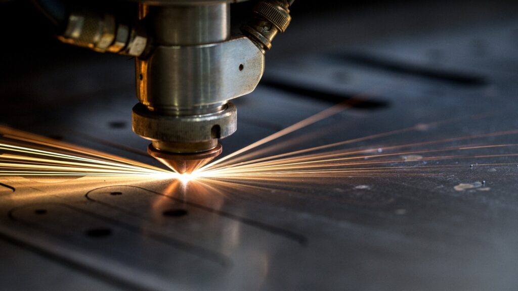 Metallschneiden mit dem Laser. Es fliegen Funken
