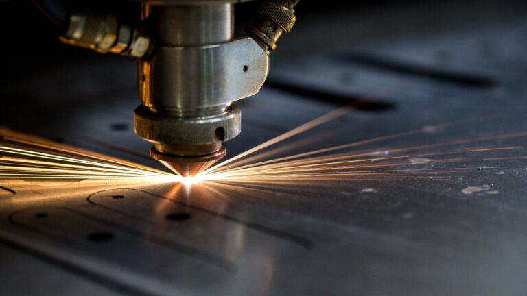Metallschneiden mit dem Laser. Es fliegen Funken