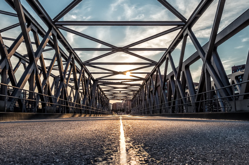 Sonnenuntergang über einer Stahlbrücke in der Hamburger Hafencity