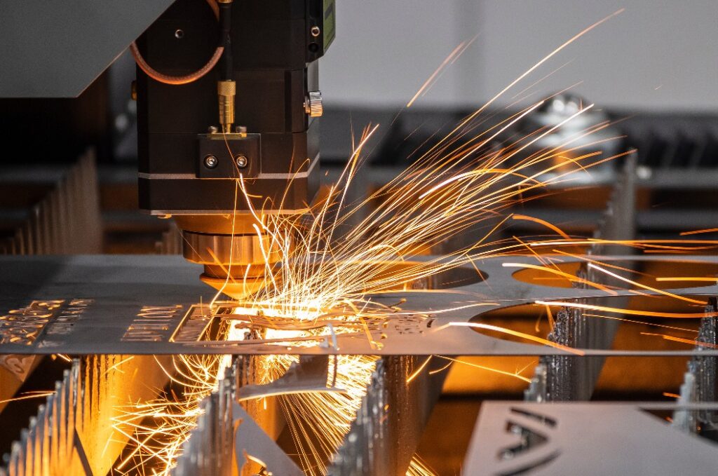 Die Faserlaser-Schneidemaschine schneidet das Metall p