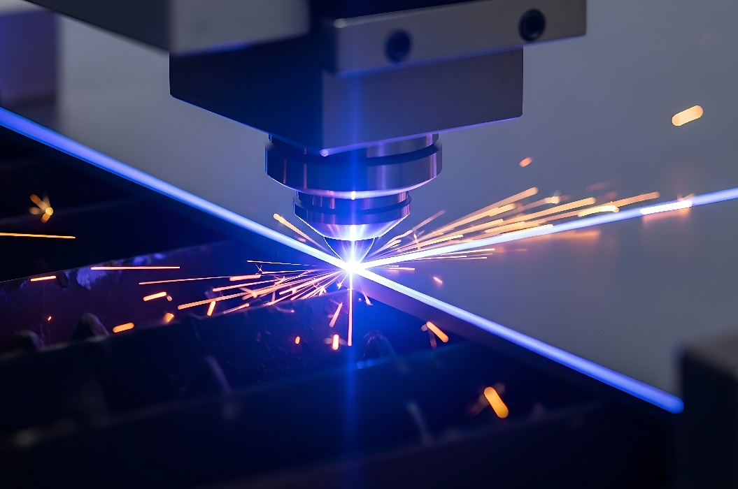 Präzisionslaserschneiden von Metall unter Funkenflug, industrielles Fertigungsverfahren